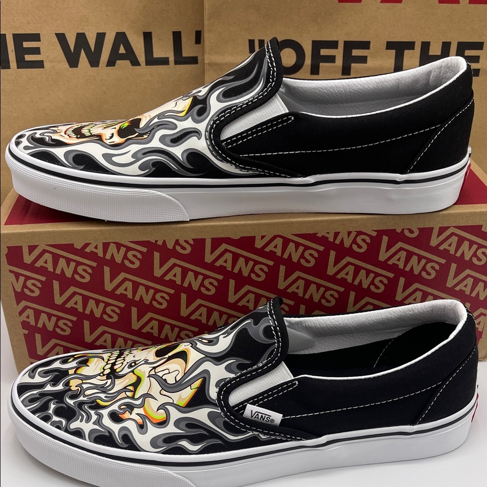 Vans Men’s Classic Slip-On
Flame Skull Black/True White
VN0009Q7BMX Sneakers - Picture 2 of 16
